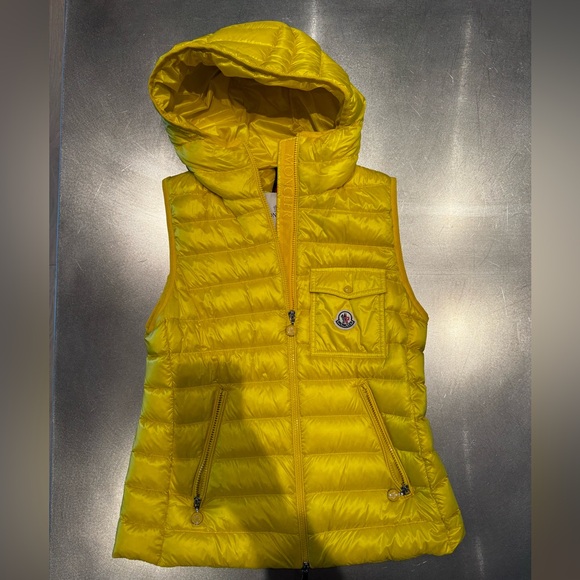 Moncler
Logo Patch Zip-Up Hooded Down Gilet yellow (barely worn) Size TG3 - Picture 2 of 6